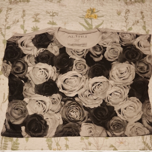 Altru Tops - 🙊 3/$30 Altru Black and White Floral Crop Top